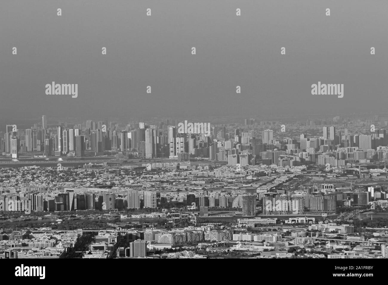 Atemberaubende Aussicht auf die Stadt Dubai - Schwarz und Weiß Stockfoto