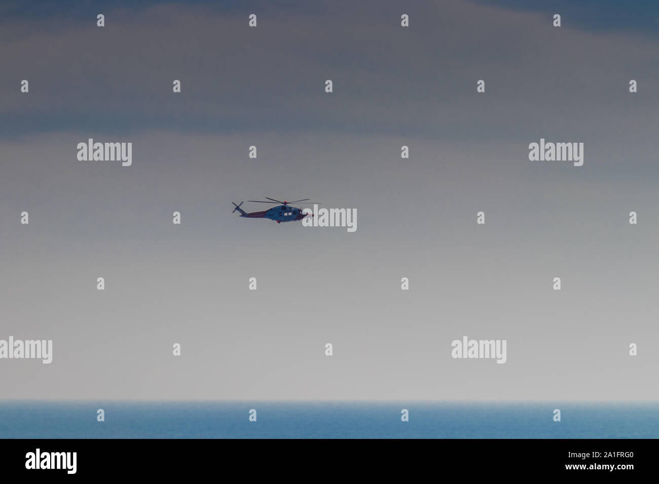 Küstenwache Hubschrauber über Amboss Punkt in Durlston Country Park, Swanage, Dorset, Großbritannien Stockfoto