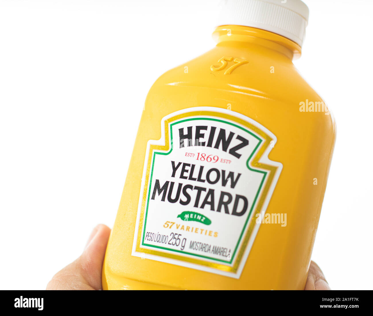 Foto von einem Mann mit einem gelben Senf von Heinz Marke mit weißen stúdio Hintergrund. Stockfoto