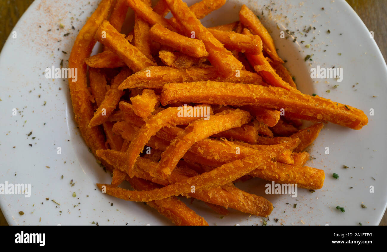 Süßkartoffel-Pommes frites Stockfoto