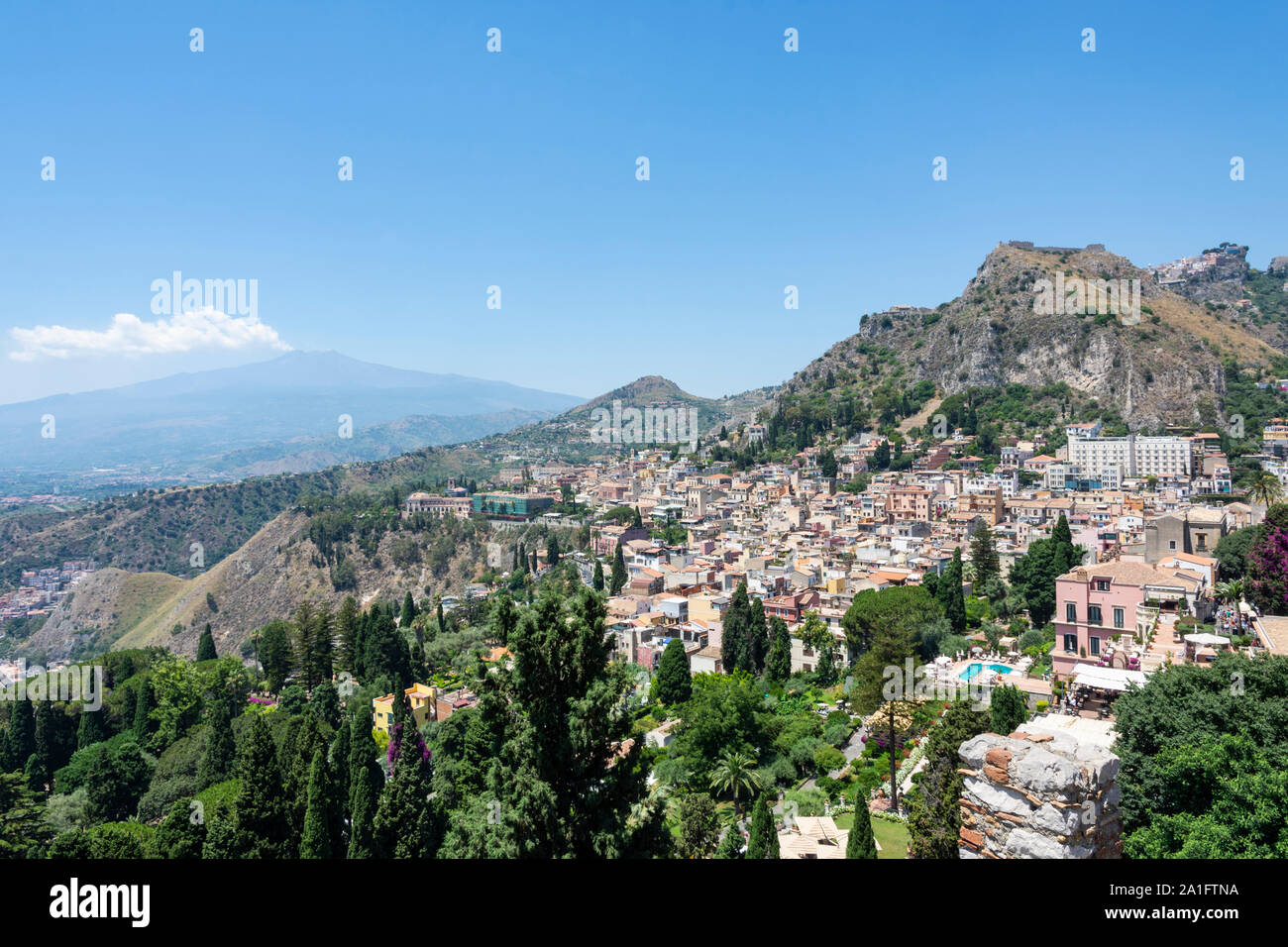 Aussicht von der oberen Stadt von Taormina, Sizilien, Italien mit Vulkan Ätna im Hintergrund. Stockfoto