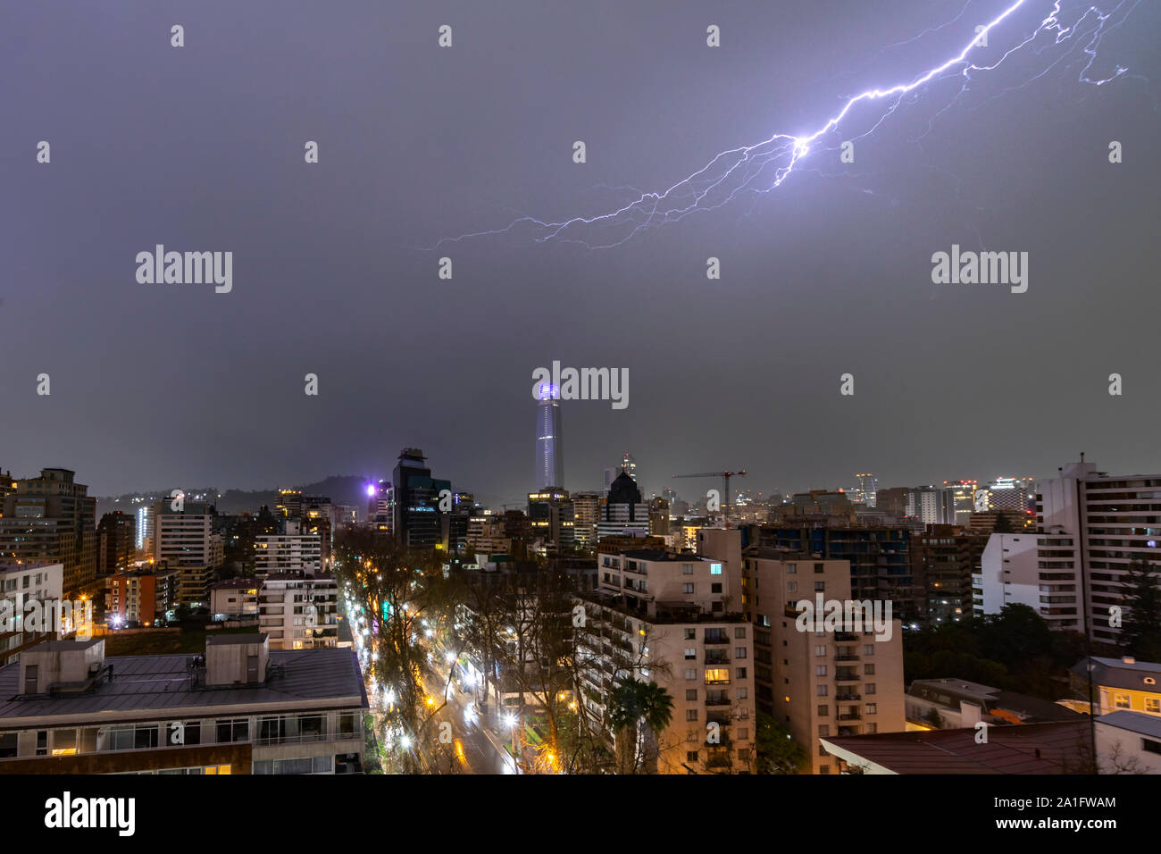 Dramatischen Blick auf Santiago de Chile unter die Strahlen aus ein elektrisches Gewitter Auswirkungen auf den Boden, erstaunliche Linien, die vom Himmel auf die Erde Stockfoto