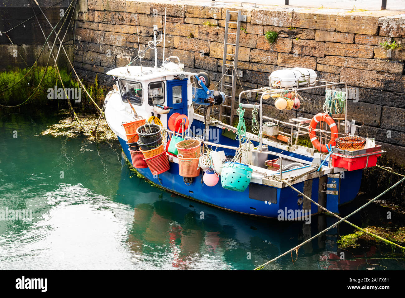 Kleines Fischerboot im Hafen Stockfoto