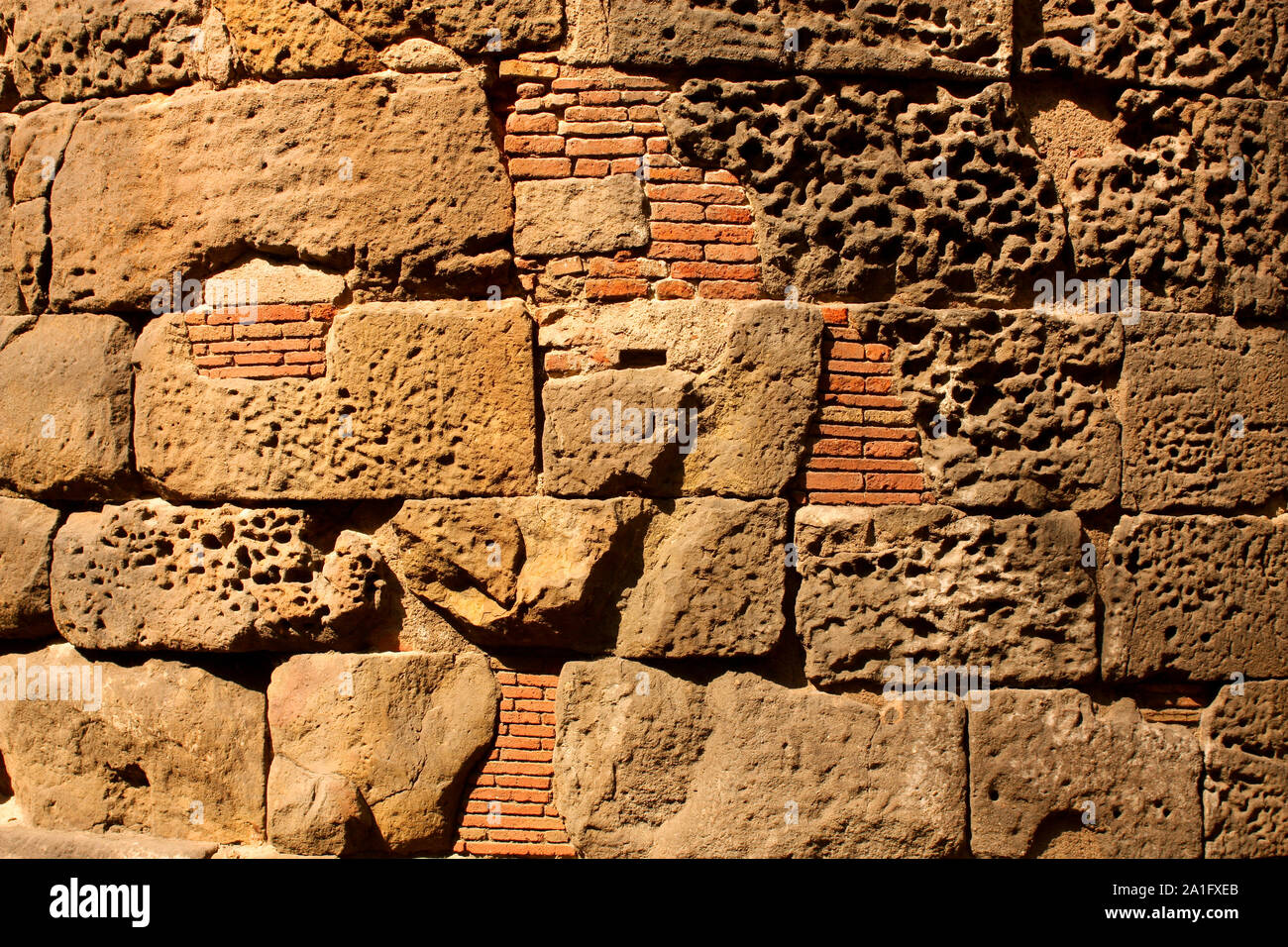 Römische Mauer in der Stadt Barcelona. Hintergrundbild Stockfoto