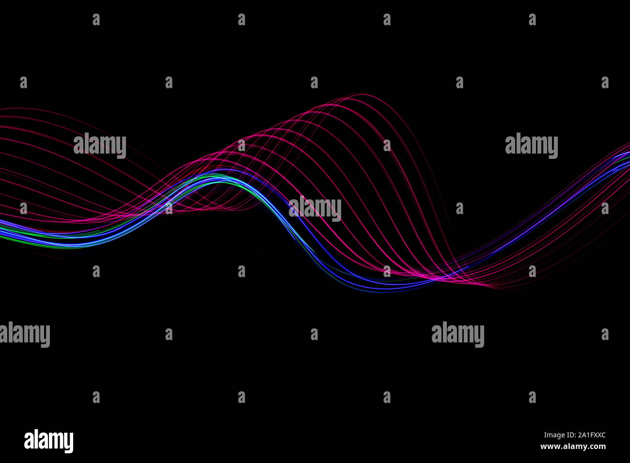 Lange Belichtung Foto von rosa und Neon Farbe in einer abstrakten Wirbeln, parallele Linien Muster vor einem schwarzen Hintergrund. Licht Malerei Fotografie. Stockfoto