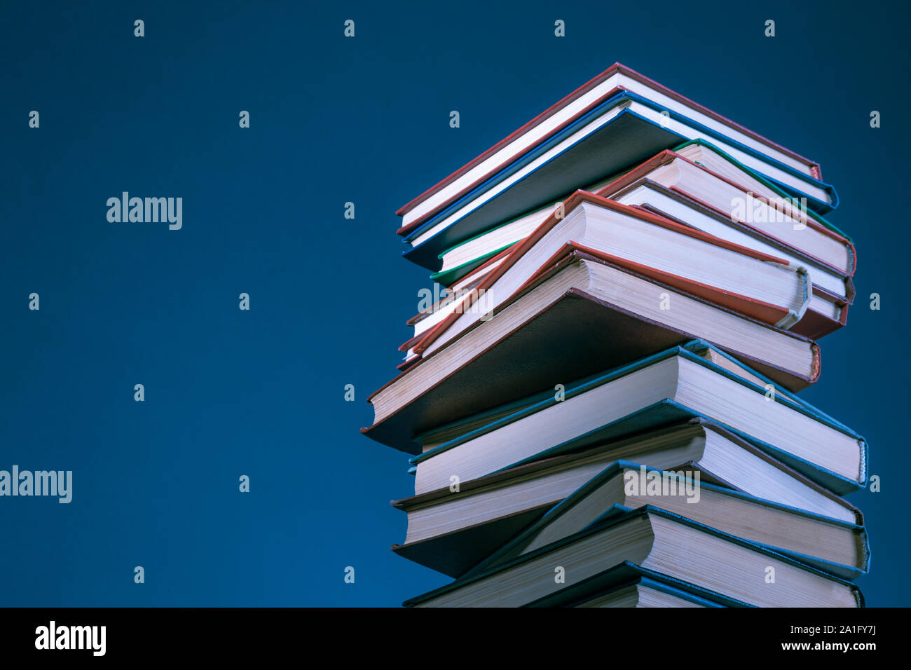 Bücher auf einem dunklen Hintergrund stack, Dämmerung Beleuchtung Stockfoto