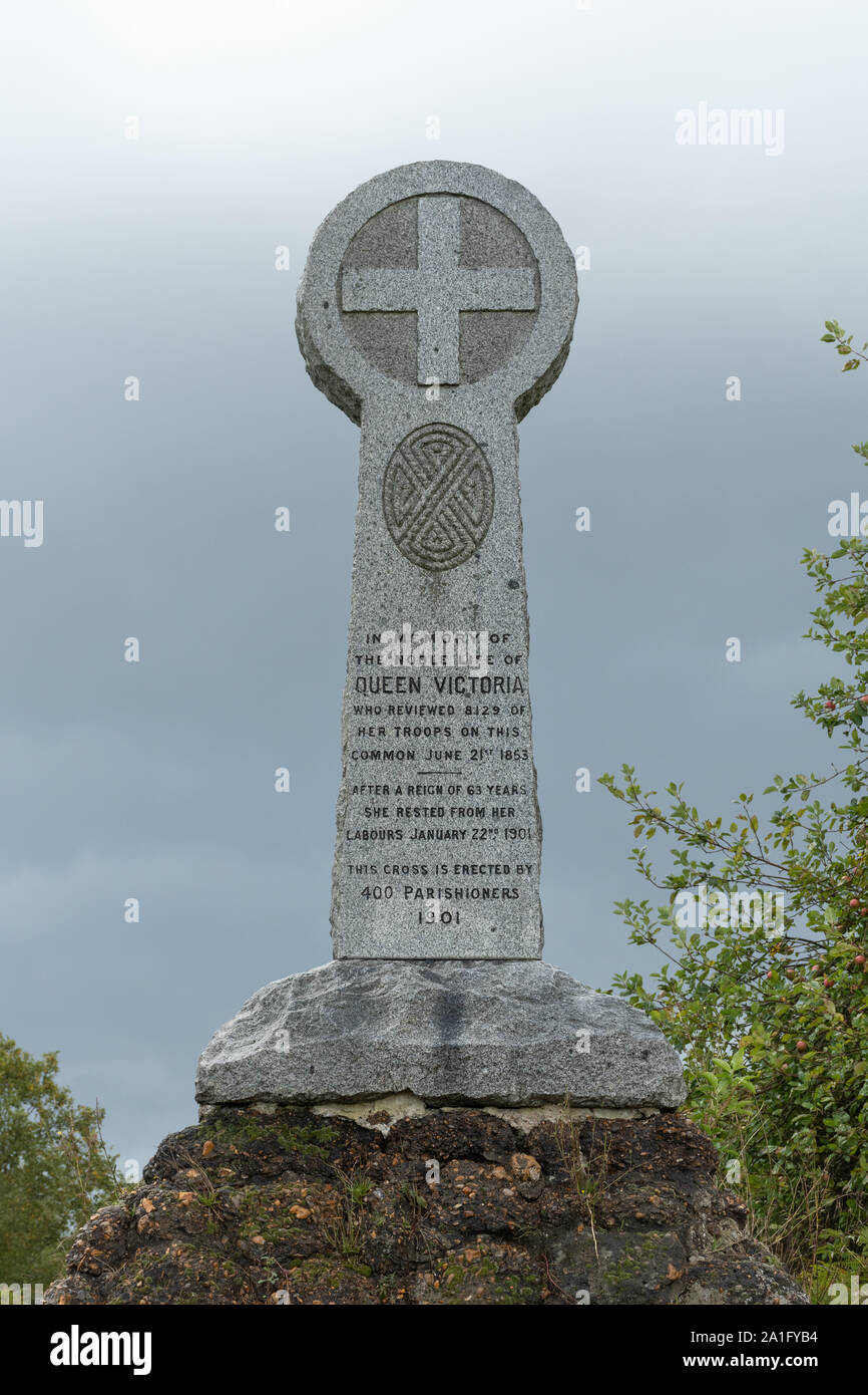 Queen Victoria Denkmal auf chobham Common, ein Denkmal Kreuz zum Gedenken des Monarchen besichtigen Sie ihre Truppen im Jahr 1853 zu überprüfen, Surrey, Großbritannien Stockfoto