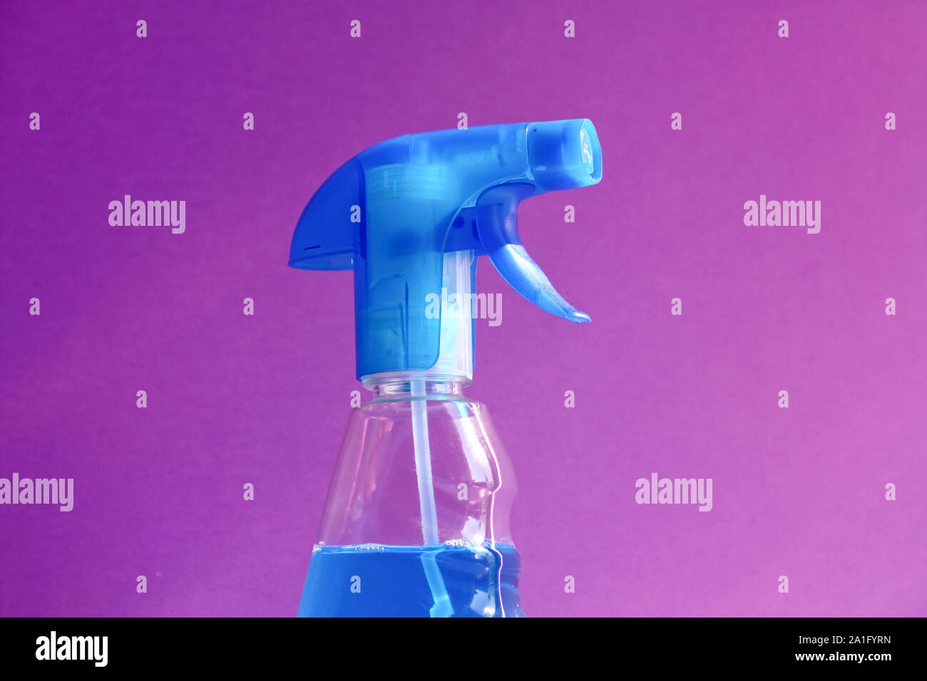 Feldspritze, Reinigungsmittel für das Haus mit violetten Hintergrund Stockfoto
