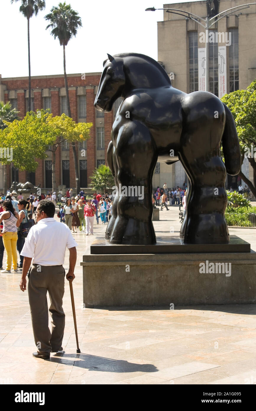 Pferd von Fernando Botero. Medellin. Kolumbien Medellin, Kolumbien - JAN 2: Botero Square am 2. Januar 2010 in Medellin, Kolumbien. Im Jahr 2002 ins Leben gerufen, Stockfoto