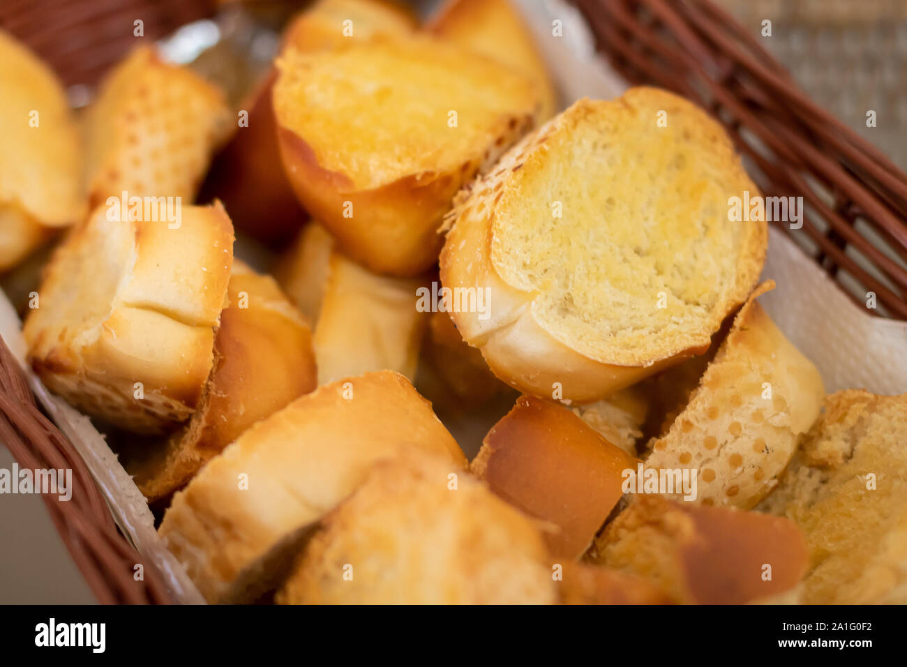 Foto von einem Korb mit französischem Brot Toast. Stockfoto