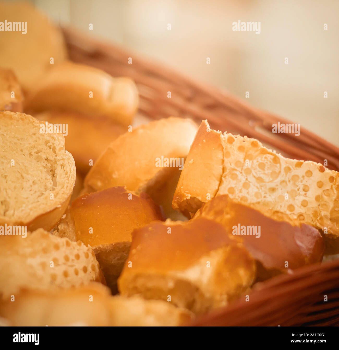 Foto von einem Korb mit französischem Brot Toast. Stockfoto
