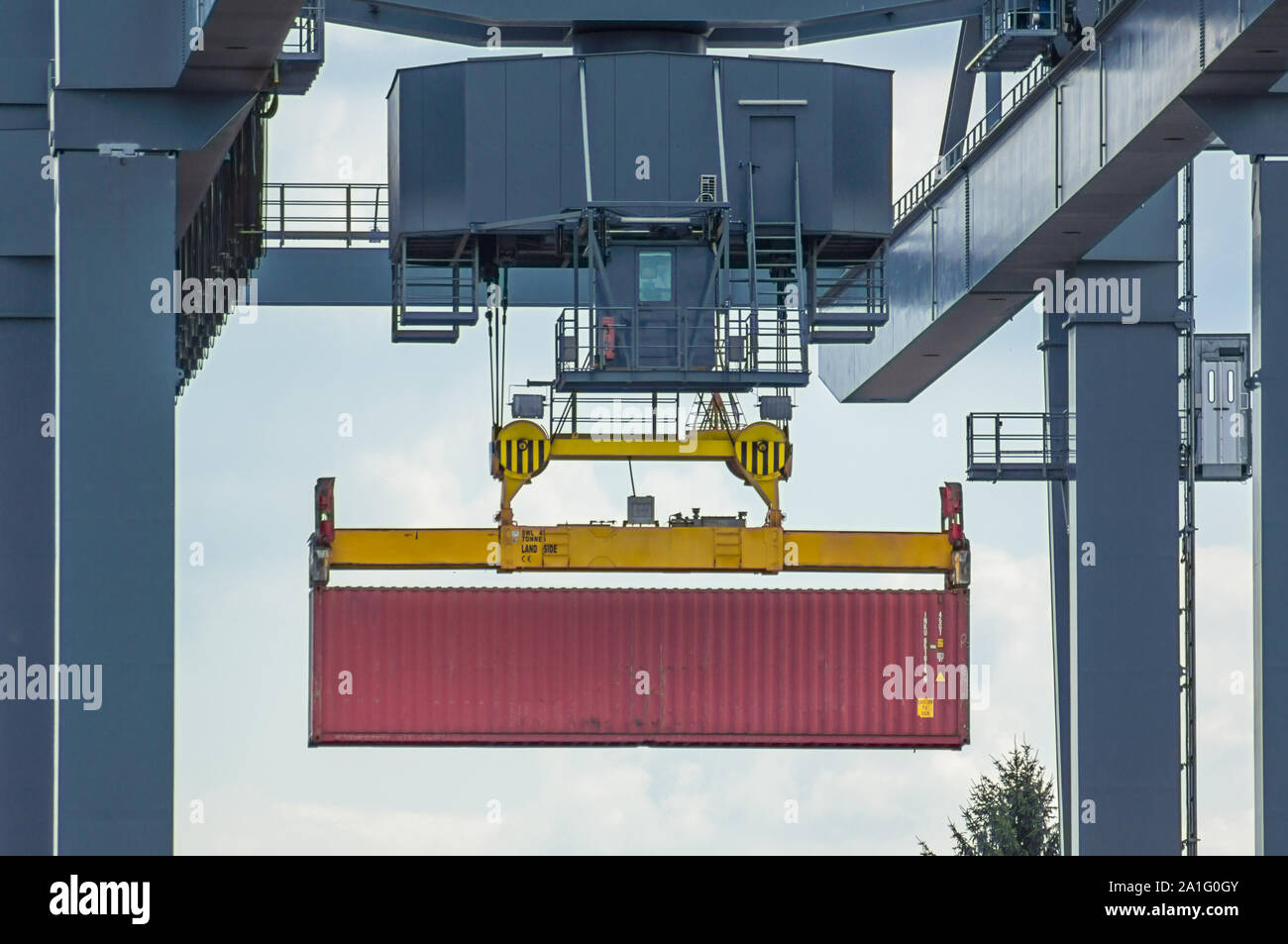Ein roter Container im Hafen Kran. Eine Nahaufnahme. Stockfoto Ein roter Container im Hafen Kran. Eine Nahaufnahme. Stockfoto