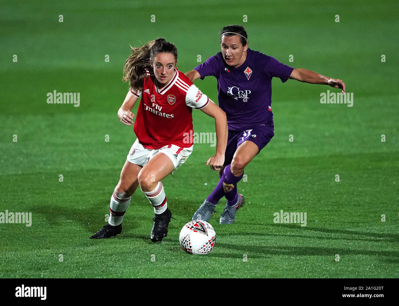 Von Arsenal Lisa Evans (links) und die Fiorentina Lisa De Vanna während der UEFA Champions League Spiel Wiese Park, London. Stockfoto