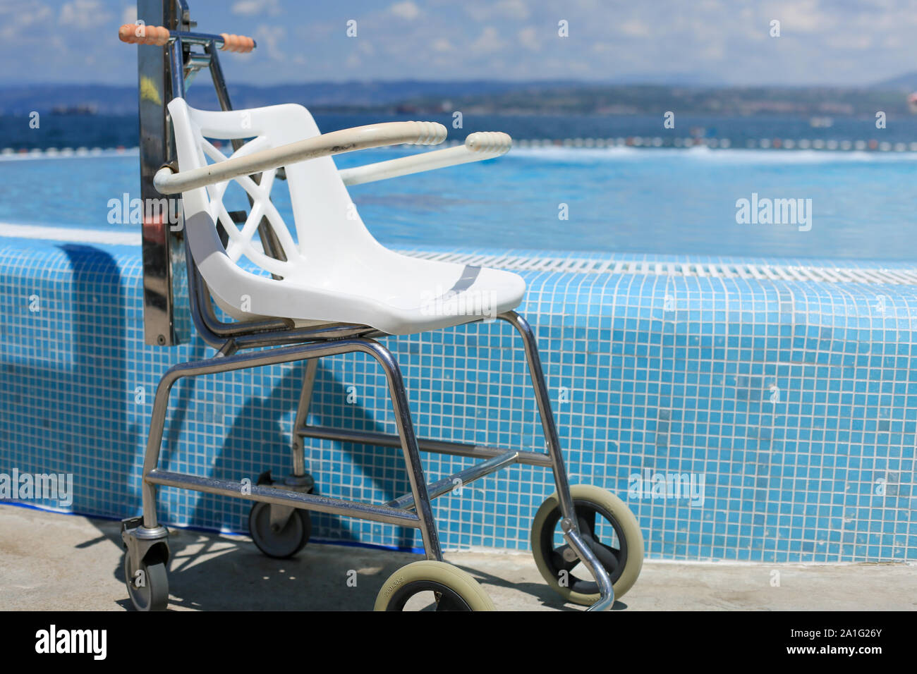 An Strand und Pool mit Aufzug für Behinderte Schwimmer. Stockfoto