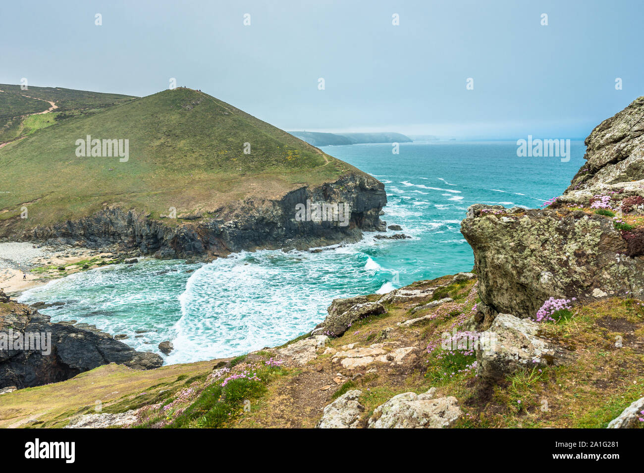 Atemberaubende Küstenlandschaft an der Kapelle Porth auf der hl. Agnes Heritage Coast in Cornwall, England, Großbritannien. Stockfoto