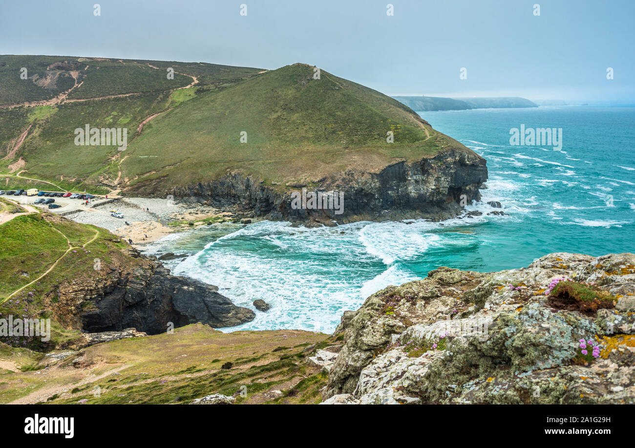 Atemberaubende Küstenlandschaft an der Kapelle Porth auf der hl. Agnes Heritage Coast in Cornwall, England, Großbritannien. Stockfoto