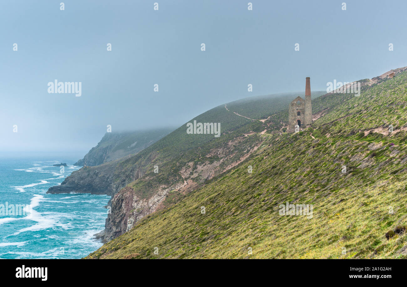 Atemberaubende Küstenlandschaft an der Kapelle Porth mit Wheal Coates Zinnmine durch den Nebel gesehen. Cornwall, England. UK. Stockfoto