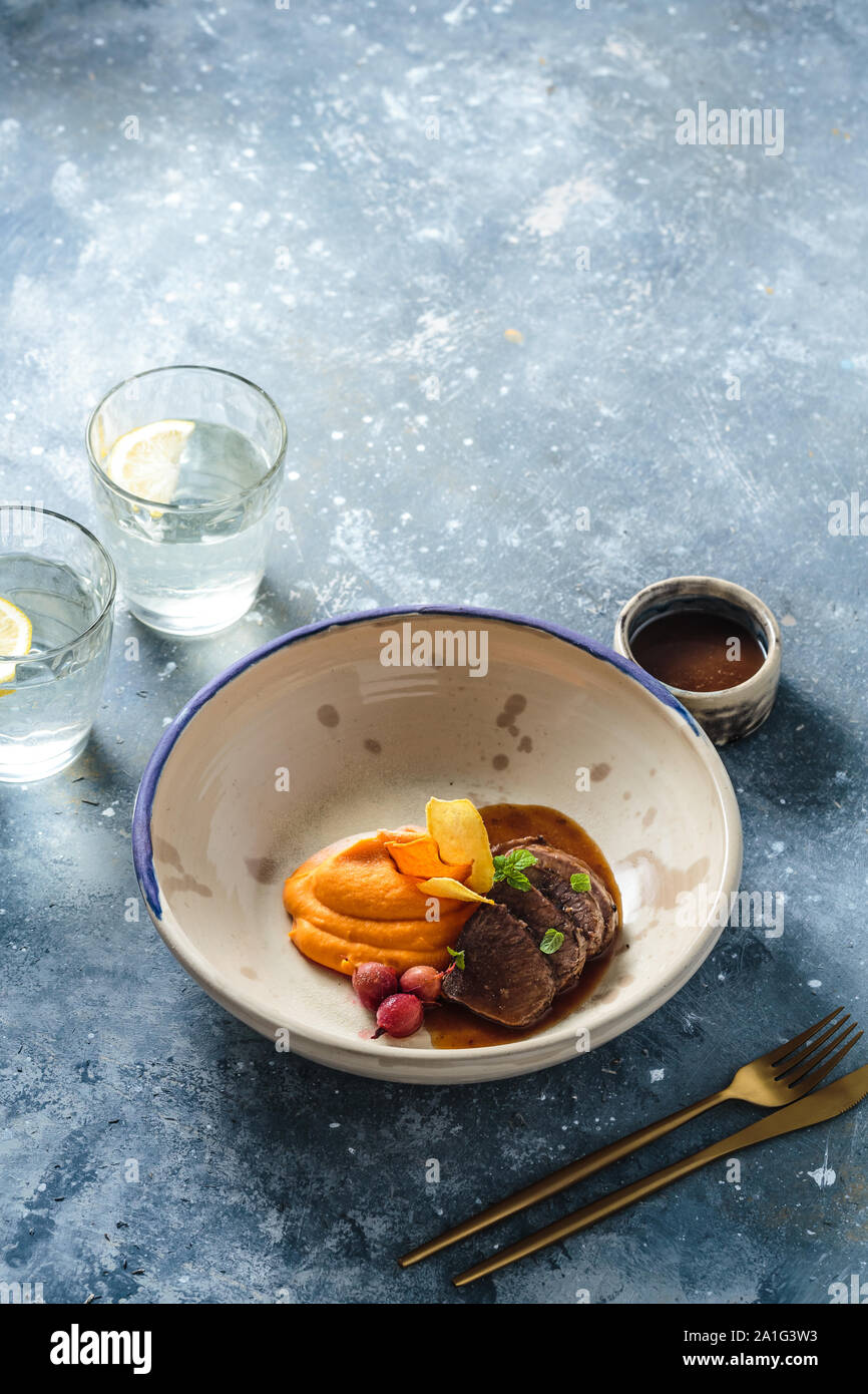 Langsam geschmortes Lamm mit Süßkartoffel-Püree, Restaurant Dish, kopieren. Stockfoto