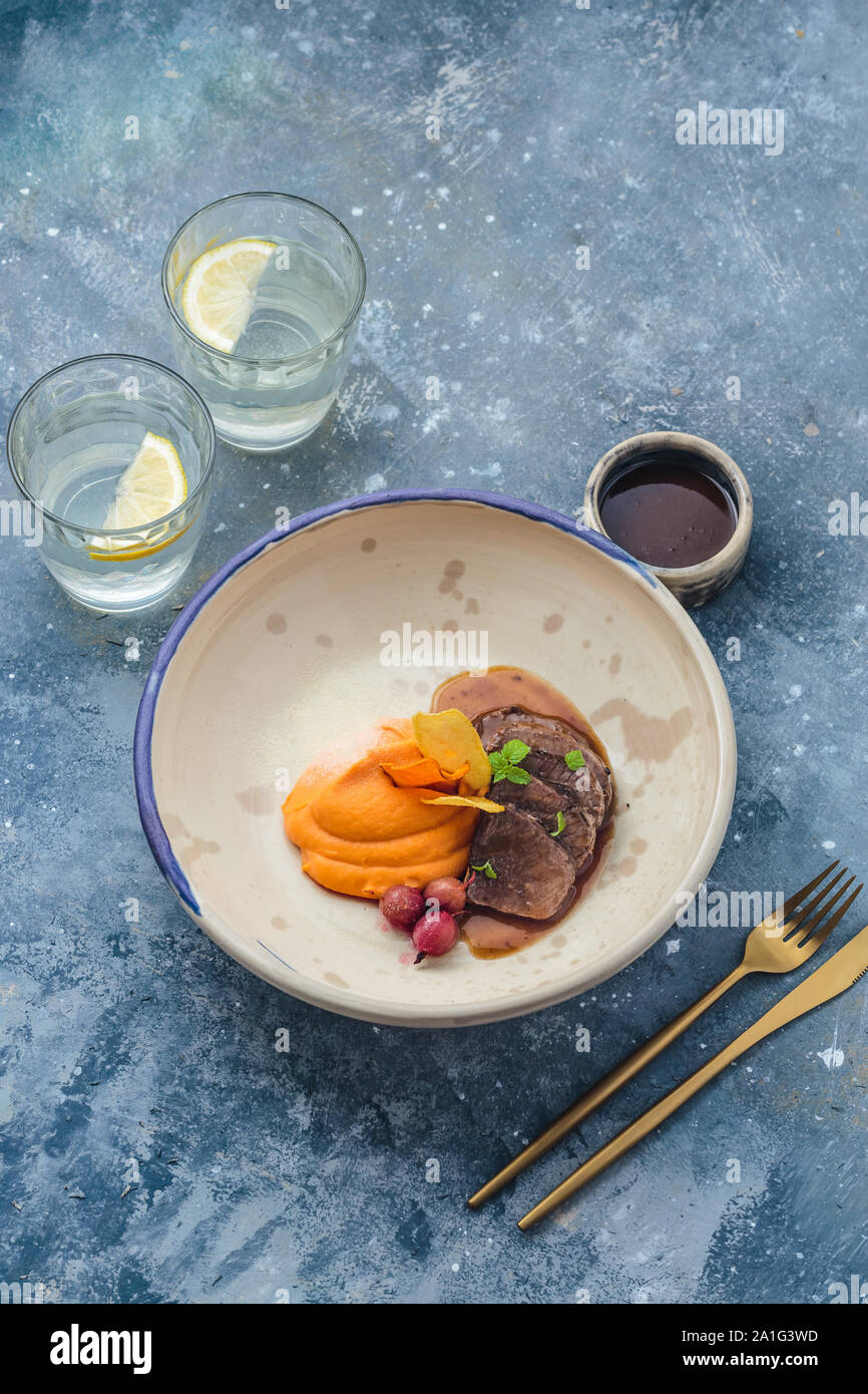 Langsam geschmortes Lamm mit Süßkartoffel-Püree, Restaurant Dish, kopieren. Stockfoto