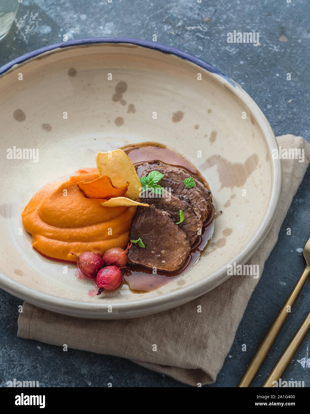 Langsam geschmortes Lamm mit Süßkartoffel-Püree, Restaurant Dish, kopieren. Stockfoto