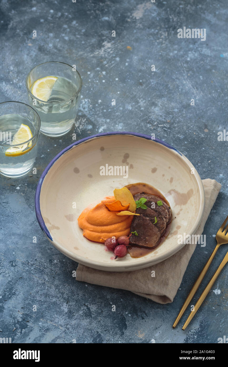 Geschmortes Lamm mit Süßkartoffel-Püree, Restaurant Dish, kopieren. Stockfoto