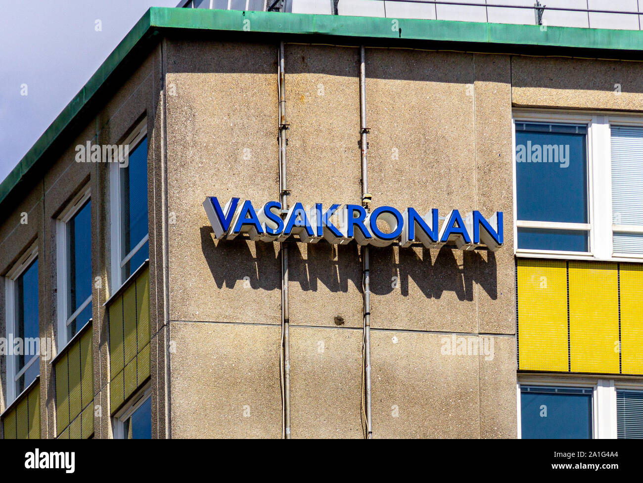 Eine beleuchtete Schild mit den Namen der schwedische Immobiliengesellschaft Vasakronan auf ein Bürogebäude in der Innenstadt von Malmö, Schweden montiert. Stockfoto