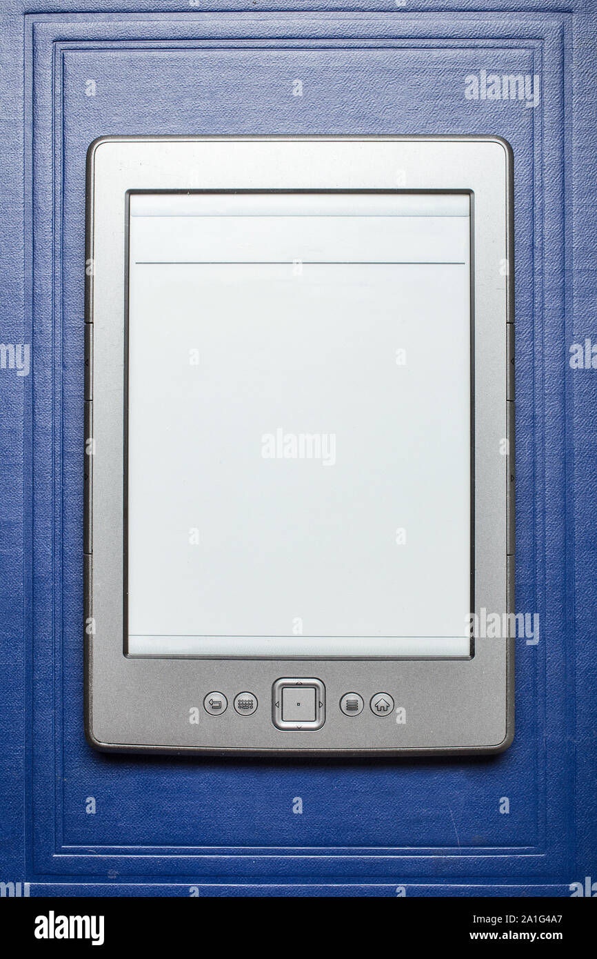 Moderne e-book enthält auf dem alten Buch aus Papier beleuchtete von oben Stockfoto