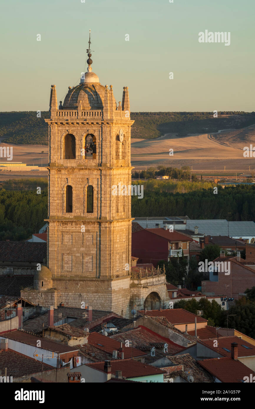 Kirche von Dueñas Dorf bei Sonnenuntergang in der Provinz Palencia, Spanien. Stockfoto