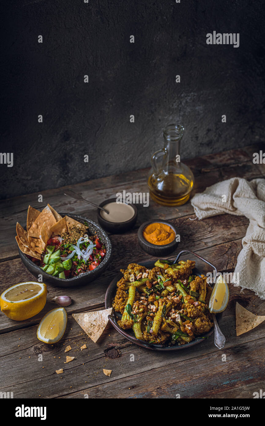 Frittierter Blumenkohl mit Auberginen Salat und knusprigem Brot, kopieren. Stockfoto