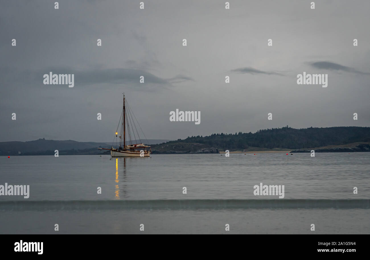 Holz- Yacht in der ruhigen Bucht vor Anker Stockfoto