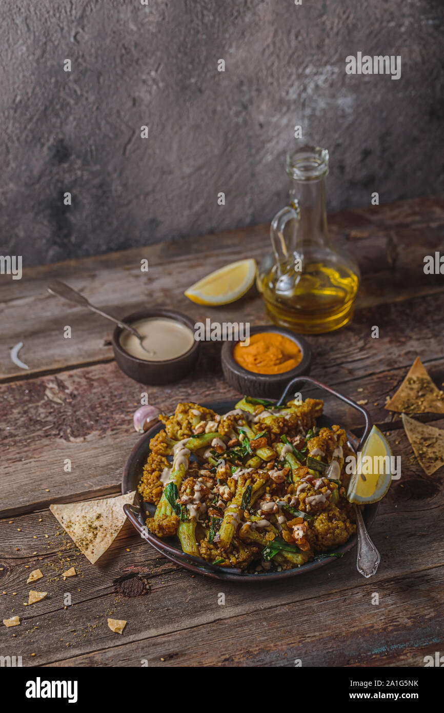Frittierter Blumenkohl mit Tahina, Naher Osten Abendessen, kopieren. Stockfoto