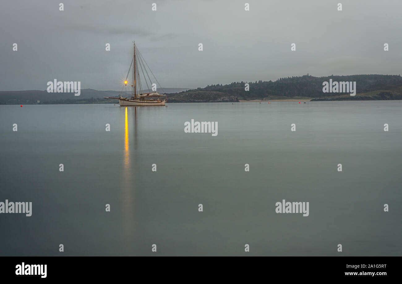 Holz- Yacht in der ruhigen Bucht vor Anker Stockfoto