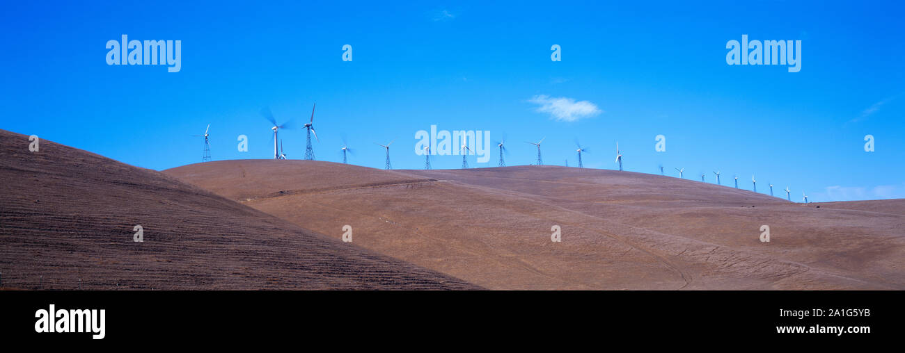 USA. Kalifornien. Altamont Pass Windpark. Windkraftanlagen auf Bergrücken. Stockfoto