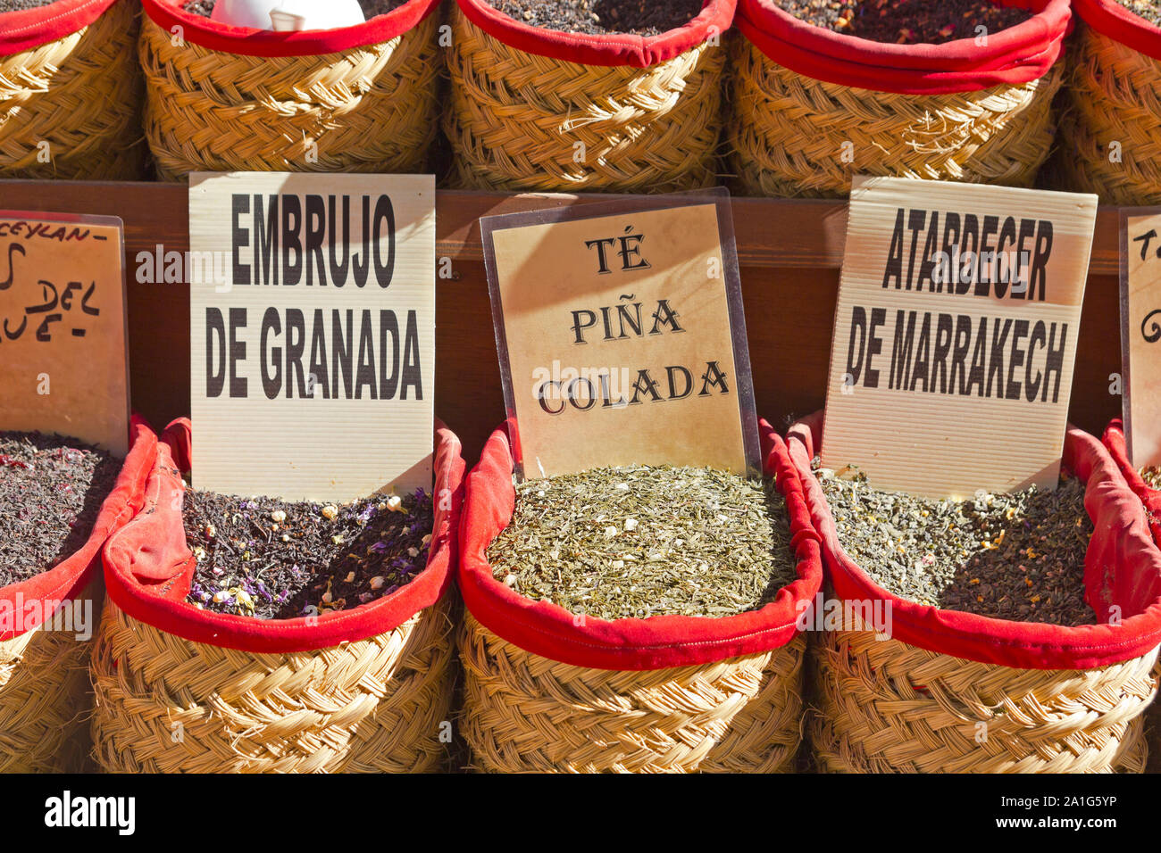 Schöne Anzeige der getrocknete Gewürze in orientalischer Markt in Granada, Spanien Stockfoto