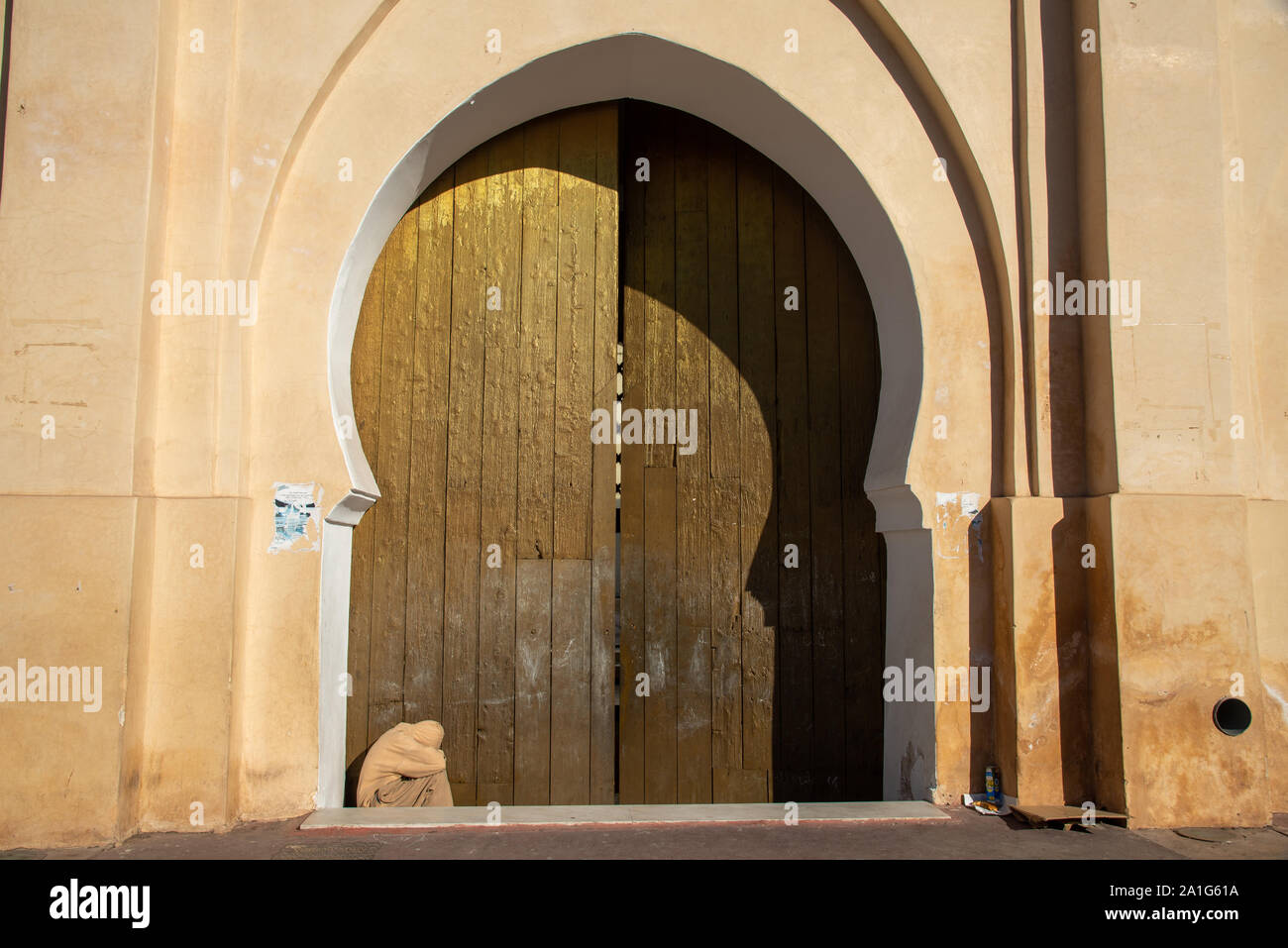 Bettler am Eingang von El Mansour Moschee in Marrakesch in Marokko Stockfoto