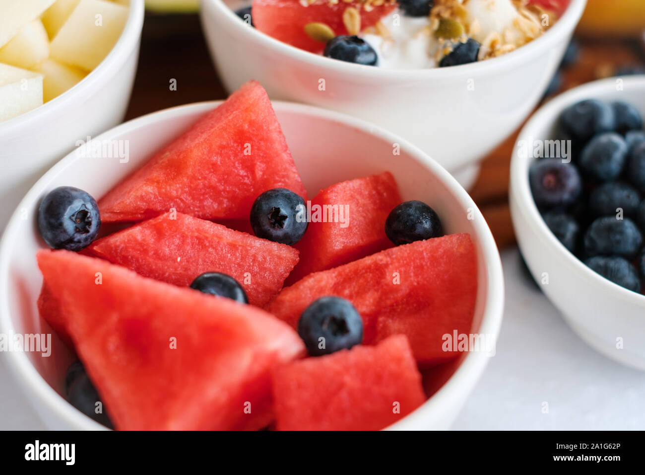 Wassermelone und Heidelbeeren in Schale, Obstsalat Frühstück Stockfoto