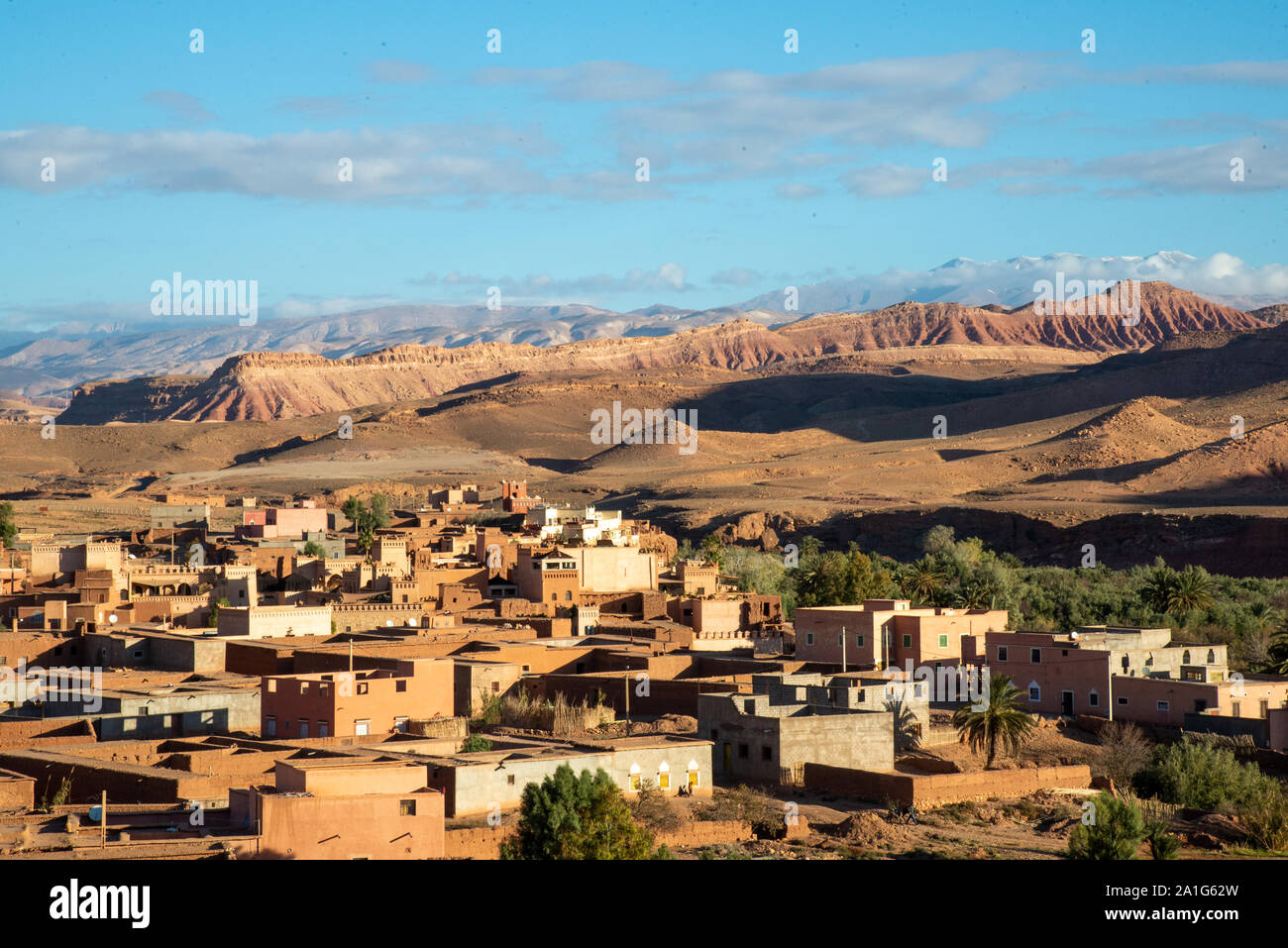 Blick auf Dorf im Hohen Atlas Gebirge im Süden von Marokko Stockfoto