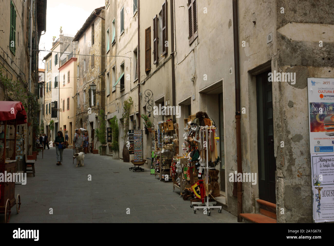 Straße in der alten historischen Stadt von Pitigliano. Pitigliano, Provinz Grosseto, Italien, Toskana. September 18, 2019 Stockfoto