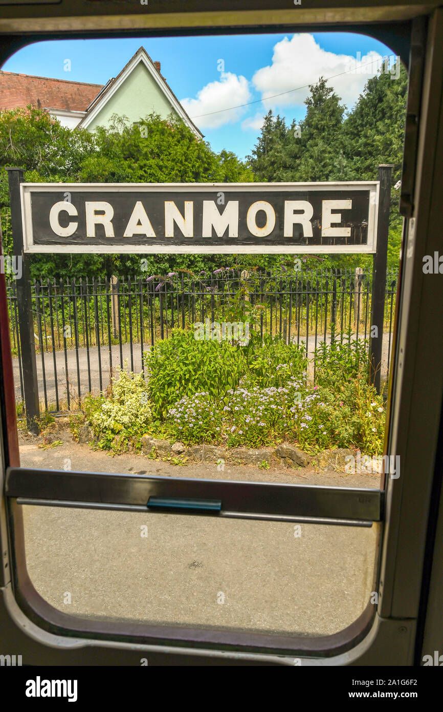 CRANMORE, ENGLAND - Juli 2019: Station auf der Plattform der Cranmore Station auf der East Somerset Railway durch das offene Fenster eines Zuges gesehen Stockfoto