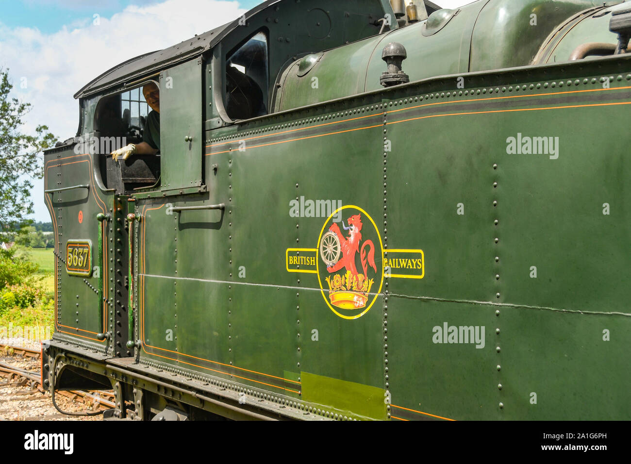 CRANMORE, ENGLAND - Juli 2019: Nahaufnahme der britischen Eisenbahn logo Seite einer Dampfmaschine auf eine Plattform, auf der East Somerset Railway. Stockfoto