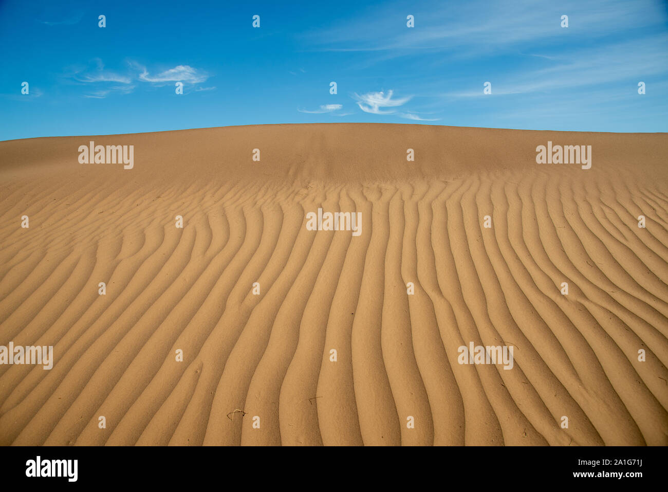 Sanddünen und Muster im Sand in der Wüste von Marokko Stockfoto