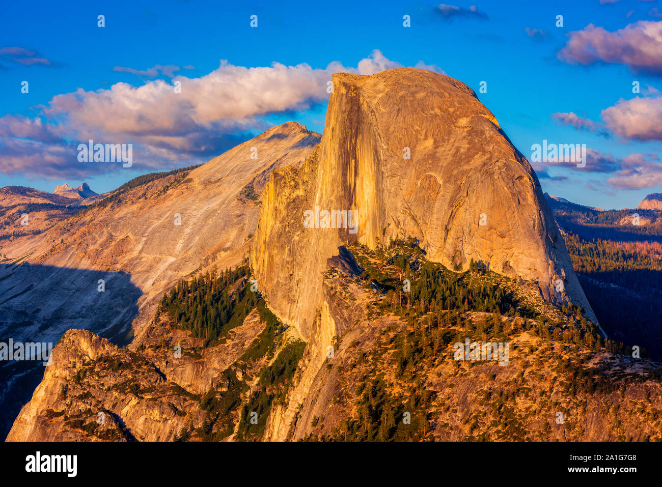 Half Dome am Glacier Point im Yosemite National Park, Kalifornien, USA um Sonnenuntergang Stockfoto