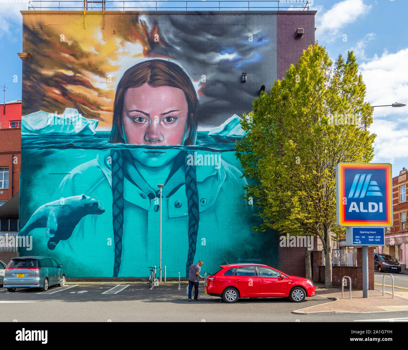 Riesige Wandgemälde von Greta Thunberg schwedische Schulmädchen Umweltaktivist auf die Wände der Tabakfabrik Theater von Aldi Parkplatz gemalt - Bristol GROSSBRITANNIEN Stockfoto