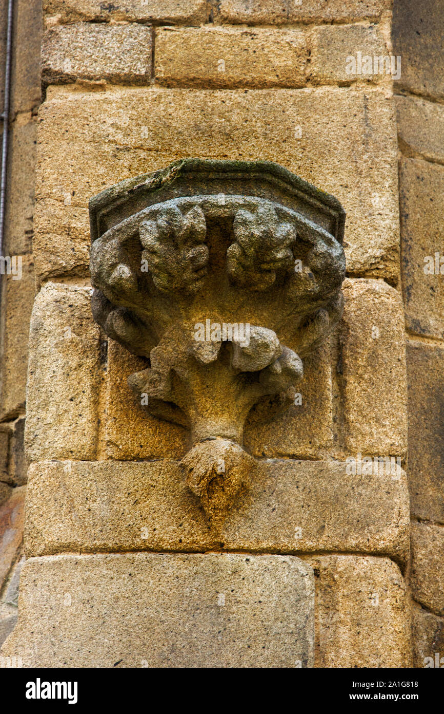 Stein Urne in der alten Kathedrale. Architektonische Details am Gebäude, ästhetische Schnickschnack. Stockfoto