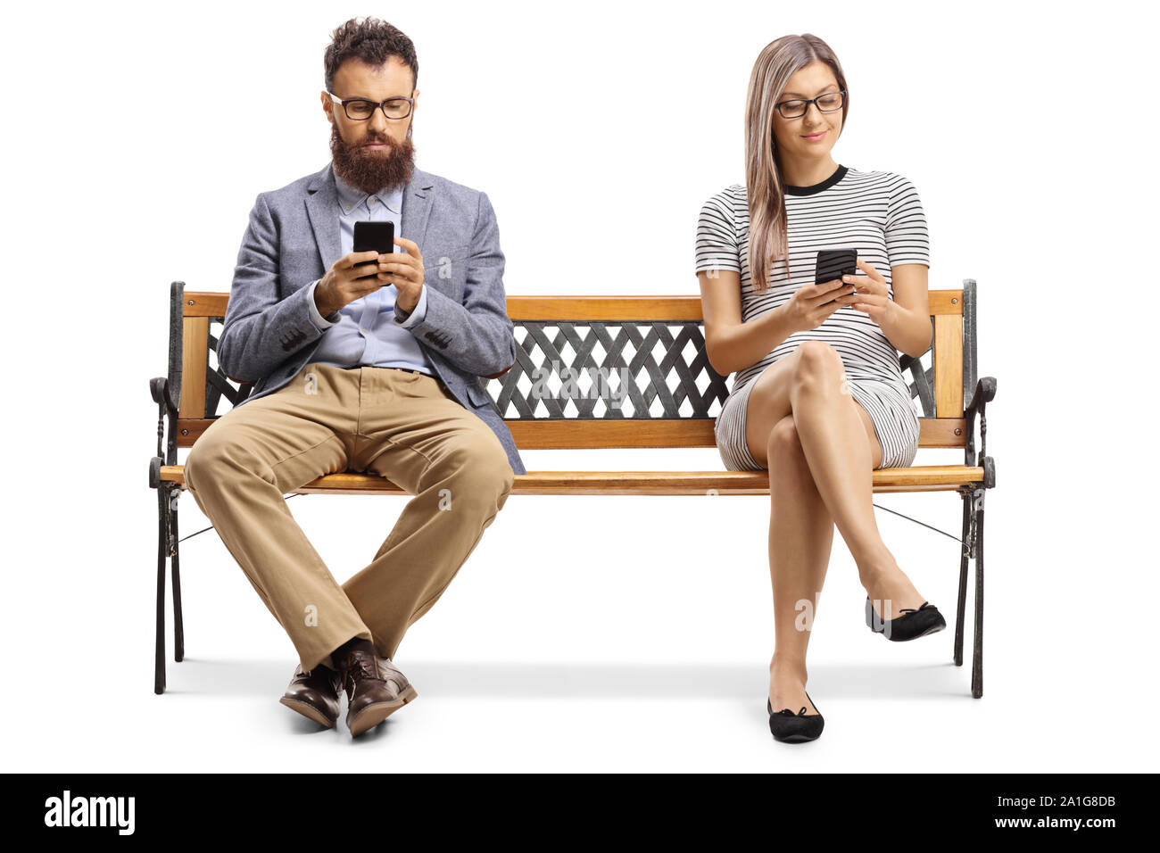 Der Mann und die Frau auf einer Bank sitzen und typiing auf Handys auf weißem Hintergrund Stockfoto