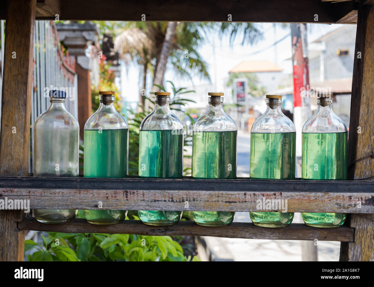 Gasolina in Flaschen zum Verkauf auf Bali Indonesien, Benzin an lokale Station Stockfoto