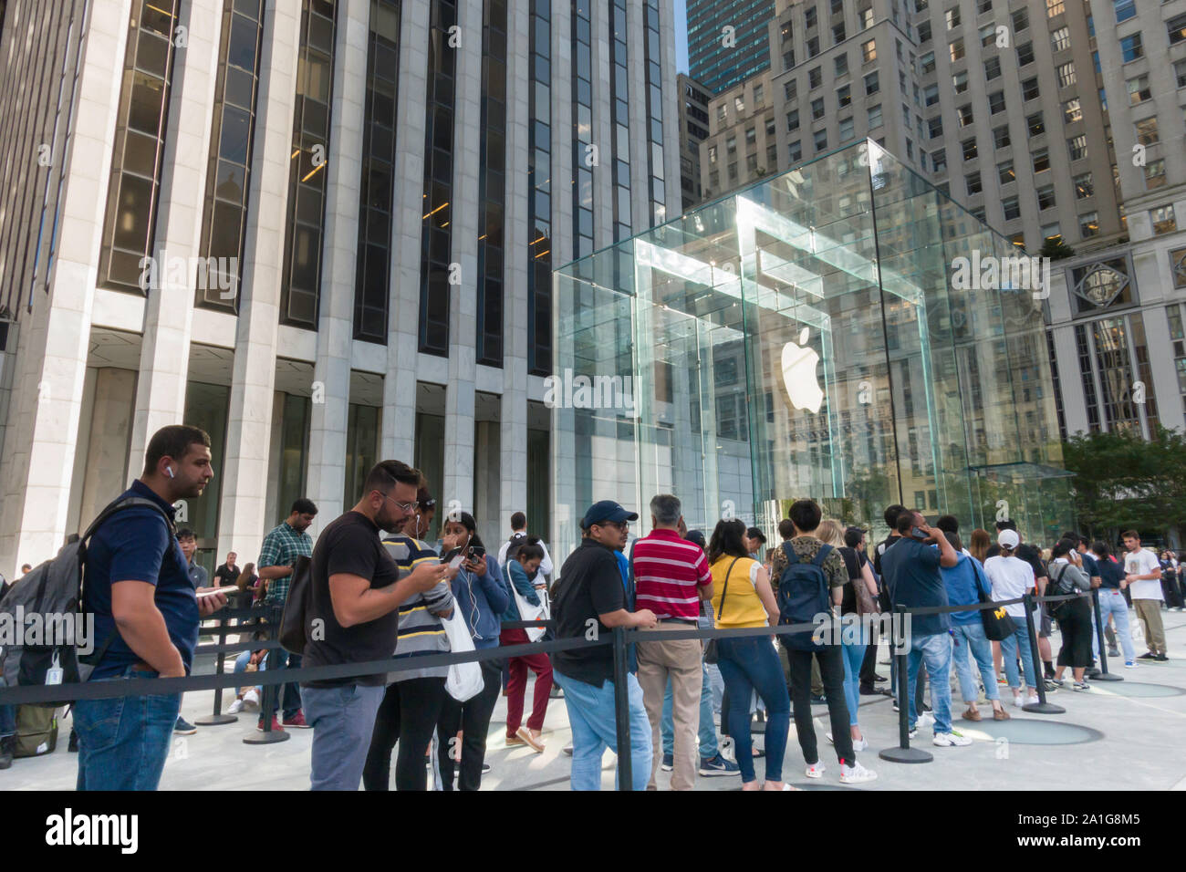 Computer von Apple Store in der Fifth Avenue, Menschen im Einklang mit der neuesten iPhone Modell, NYC kaufen Stockfoto