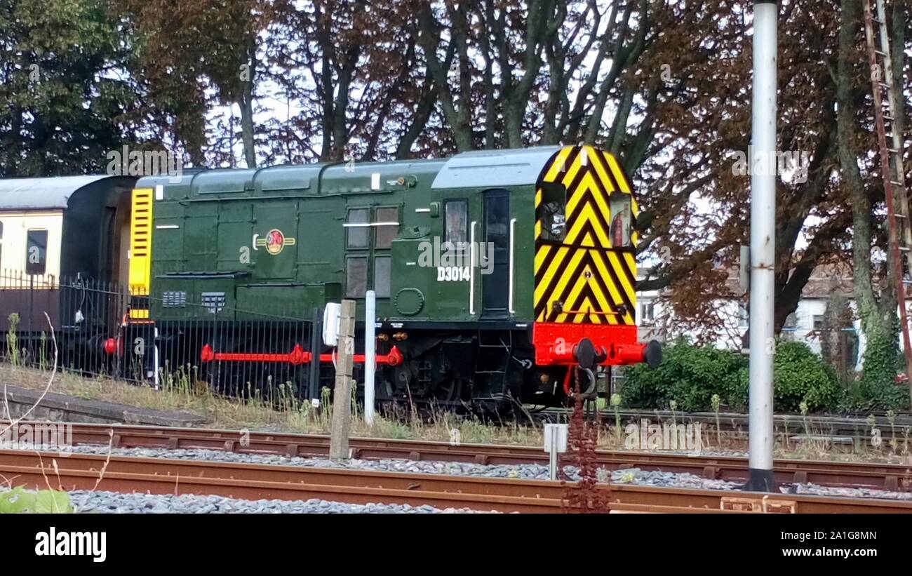 BR Class 08 Diesel Rangierlok Motor D 3014 "Samson" am Bahnübergang Sands Road, Paignton, Devon, England. Beachten Sie die schöne neue Lackierung. Stockfoto