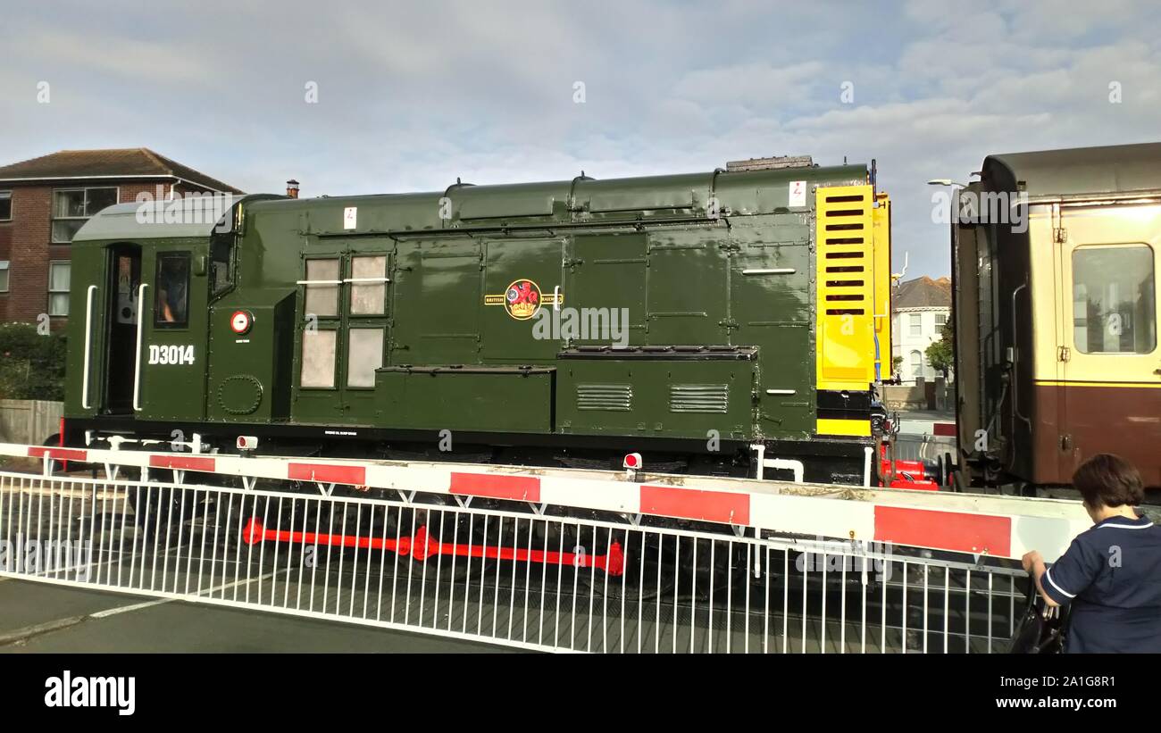 BR Class 08 Diesel Rangierlok Motor D 3014 "Samson" am Bahnübergang Sands Road, Paignton, Devon, England. Beachten Sie die schöne neue Lackierung. Stockfoto
