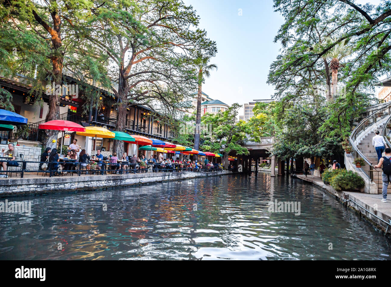 San Antonio Riverwalk ist ein beliebtes Reiseziel mit Cafes und üppigen Gärten am San Antonio River Stockfoto